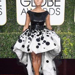 Janelle Monae con un look bicolor en los Globos de Oro 2017
