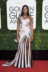 Naomi Campbell con un vestido asimétrico en los Globos de Oro 2017