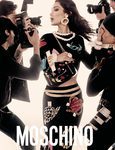 Bella Hadid con un look estampado de Moschino primavera/verano 2017