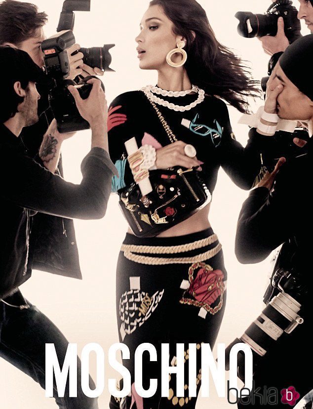 Bella Hadid con un look estampado de Moschino primavera/verano 2017