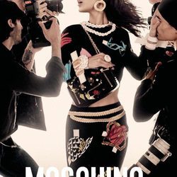 Bella Hadid con un look estampado de Moschino primavera/verano 2017