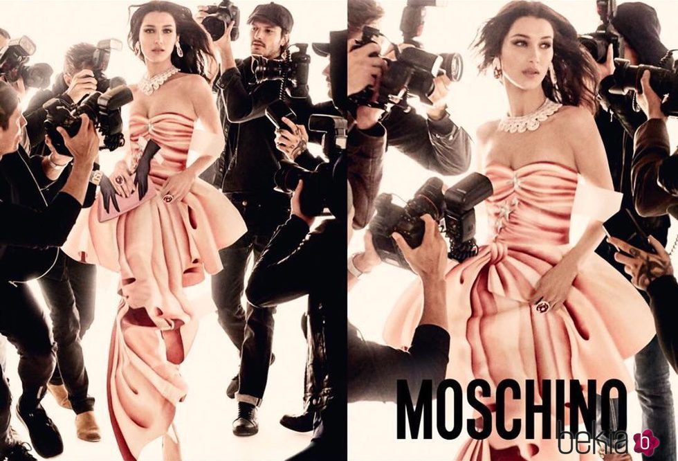 Bella Hadid con un vestido rosa de Moschino primavera/verano 2017