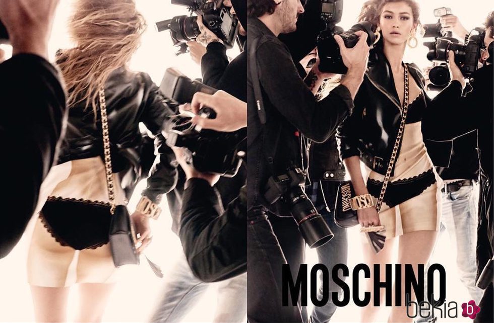 Gigi Hadid con una camiseta estampada de Moschino primavera/verano 2017