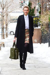 Karlie Kloss con una falda a cuadros en las calles de Nueva York