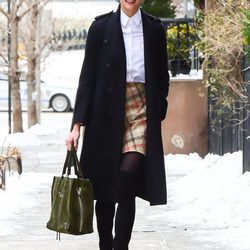 Karlie Kloss con una falda a cuadros en las calles de Nueva York