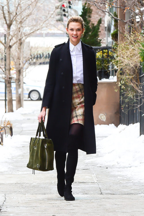 Karlie Kloss con una falda a cuadros en las calles de Nueva York