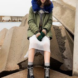 Parka con capucha azul de Pull&Bear invierno 2017