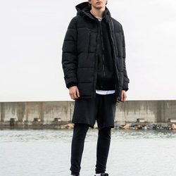 Abrigo acolchado de color negro de Pull&Bear invierno 2017