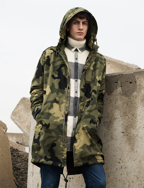 Abrigo de estampado de camuflaje de Pull&Bear invierno 2017
