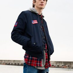 Bomber azul con parches de Pull&Bear invierno 2017