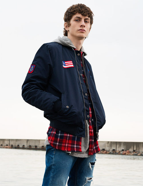 Bomber azul con parches de Pull&Bear invierno 2017
