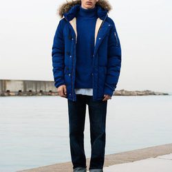 Parka de color azul eléctrico de Pull&Bear invierno 2017