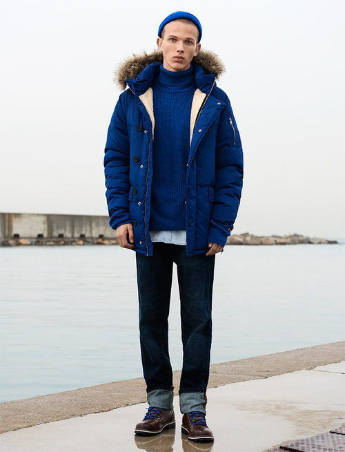 Parka de color azul eléctrico de Pull&Bear invierno 2017