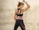 Rosie Huntington-Whiteley con un top rosa de su colección fitness para Marks & Spencer