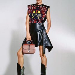 Jennifer Connelly con una falda de cuero de Louis Vuitton primavera/verano 2017