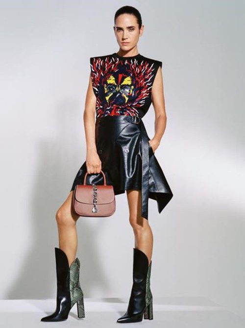 Jennifer Connelly con una falda de cuero de Louis Vuitton primavera/verano 2017