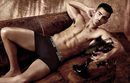 Joe Jonas posando en la campaña primavera/verano 2017 de Guess
