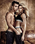 Joe Jonas y Charlotte McKinney en la campaña primavera/verano 2017 de Guess