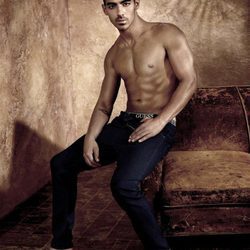 Joe Jonas en la campaña primavera/verano 2017 de Guess