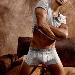 Joe Jonas con ropa interior de color gris de Guess primavera/verano 2017