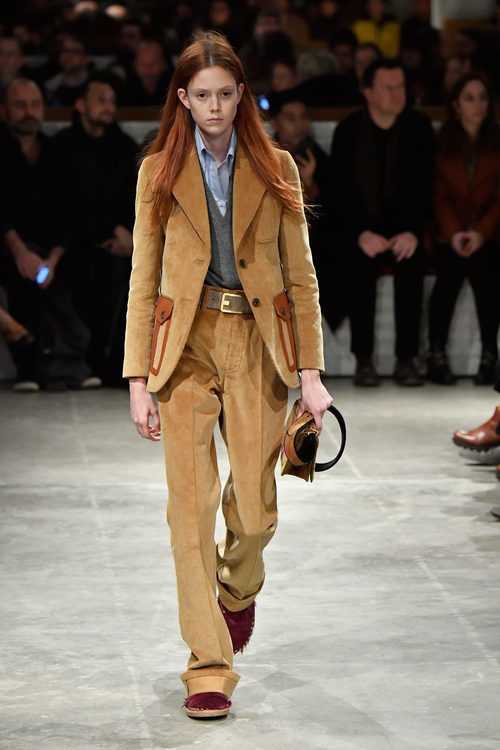 Traje de chaqueta de Prada otoño/invierno 2017/2018 en la Milán Fashion Week