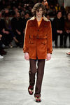 Chaqueta marrón con borrego de Prada otoño/invierno 2017/2018 en la Milán Fashion Week
