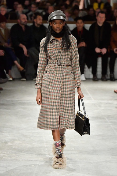 Gabardina estampada de Prada otoño/invierno 2017/2018 en la Milán Fashion Week