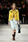 Chaqueta amarilla de Prada otoño/invierno 2017/2018 en la Milán Fashion Week
