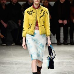 Chaqueta amarilla de Prada otoño/invierno 2017/2018 en la Milán Fashion Week