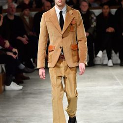 Traje de chaqueta camel de Prada otoño/invierno 2017/2018 en la Milán Fashion Week