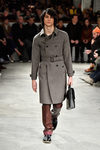 Abrigo de paño gris de Prada otoño/invierno 2017/2018 en la Milán Fashion Week