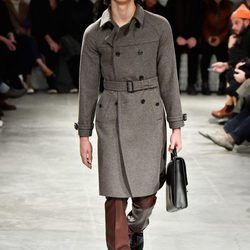 Abrigo de paño gris de Prada otoño/invierno 2017/2018 en la Milán Fashion Week