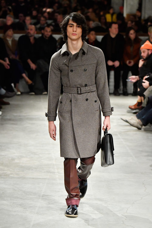 Abrigo de paño gris de Prada otoño/invierno 2017/2018 en la Milán Fashion Week
