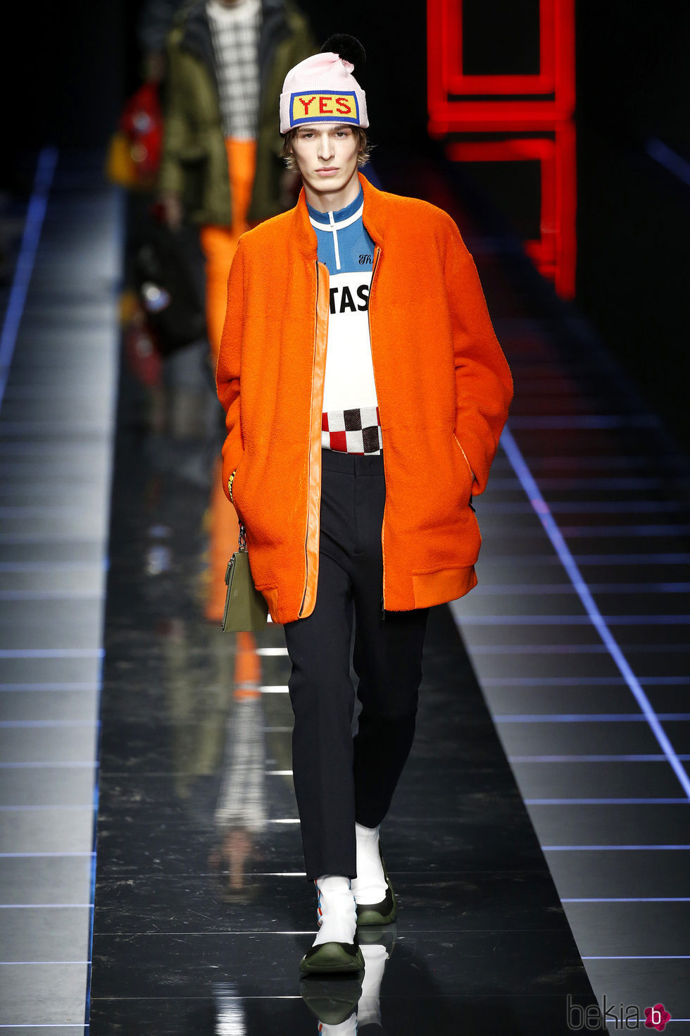 Chaqueta naranja de Fendi otoño/invierno 2017/2018 en la Milán Fashion Week