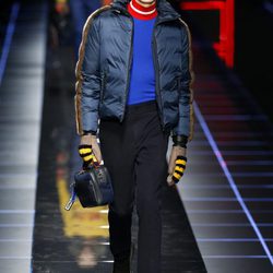 Chaqueta acolchada azul marino de Fendi otoño/invierno 2017/2018 en la Milán Fashion Week