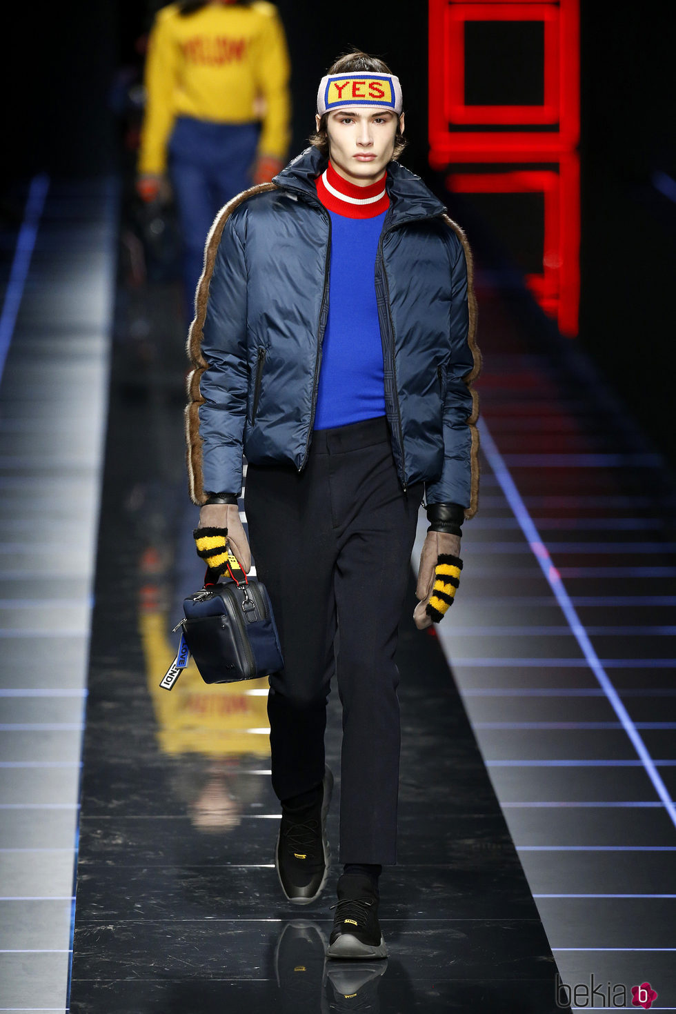 Chaqueta acolchada azul marino de Fendi otoño/invierno 2017/2018 en la Milán Fashion Week