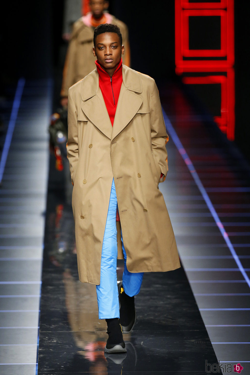 Gabardina camel de Fendi otoño/invierno 2017/2018 en la Milán Fashion Week