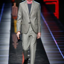 Traje de chaqueta gris perla de Fendi otoño/invierno 2017/2018 en la Milán Fashion Week