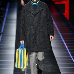 Abrigo de paño de Fendi otoño/invierno 2017/2018 en la Milán Fashion Week