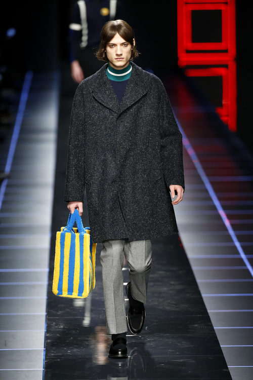 Abrigo de paño de Fendi otoño/invierno 2017/2018 en la Milán Fashion Week