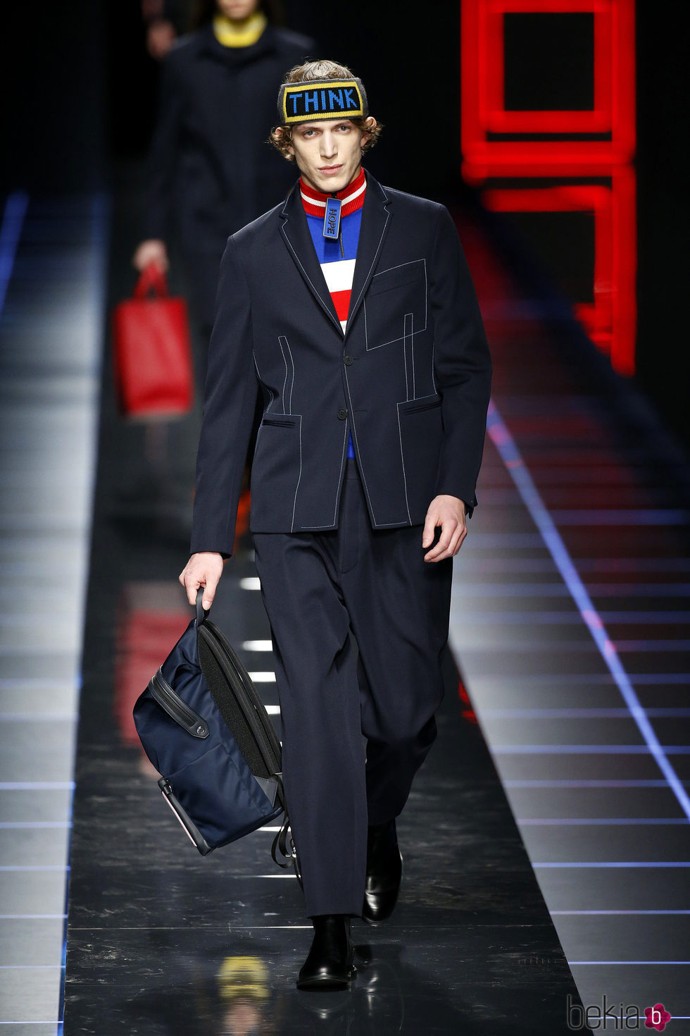 Traje de chaqueta azul de Fendi otoño/invierno 2017/2018 en la Milán Fashion Week