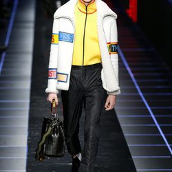 Chaqueta con mensajes de Fendi otoño/invierno 2017/2018 en la Milán Fashion Week