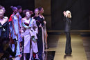 Donatella Versace en la pasarela de la París Fashion Week otoño/invierno 2016/2017