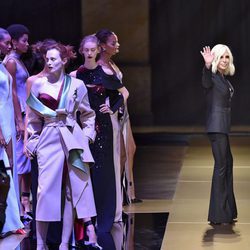 Donatella Versace en la pasarela de la París Fashion Week otoño/invierno 2016/2017