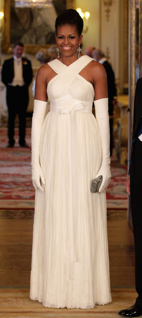 Michelle Obama con un vestido blanco en su visita a Reino Unido en 2011