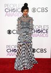 Yara Shahidi con un vestido bicolor en los People's Choice Awards 2017