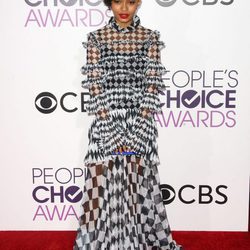 Yara Shahidi con un vestido bicolor en los People's Choice Awards 2017
