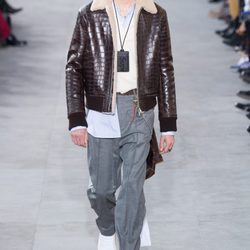 Chaqueta estilo aviador de Louis Vuitton y Supreme otoño/invierno 2017/2018 en la París Fashion Week