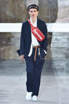 Riñonera rojo intenso de Louis Vuitton y Supreme otoño/invierno 2017/2018 en la París Fashion Week