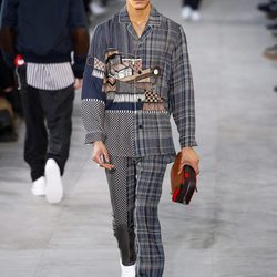 Total look pijamero de Louis Vuitton y Supreme otoño/invierno 2017/2018 en la París Fashion Week